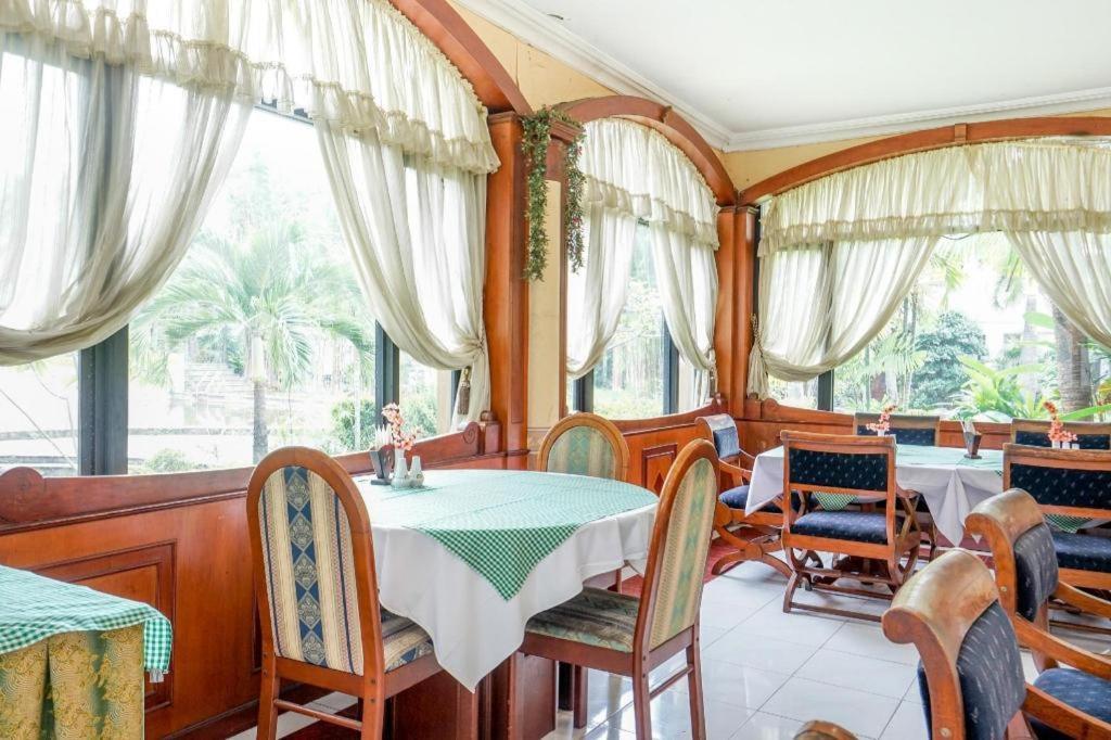 Hotel Istana Permata Juanda Sawotratap Esterno foto
