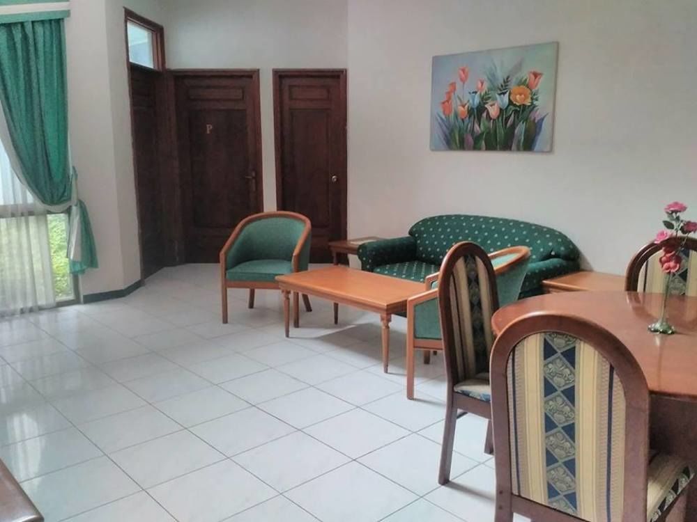 Hotel Istana Permata Juanda Sawotratap Esterno foto