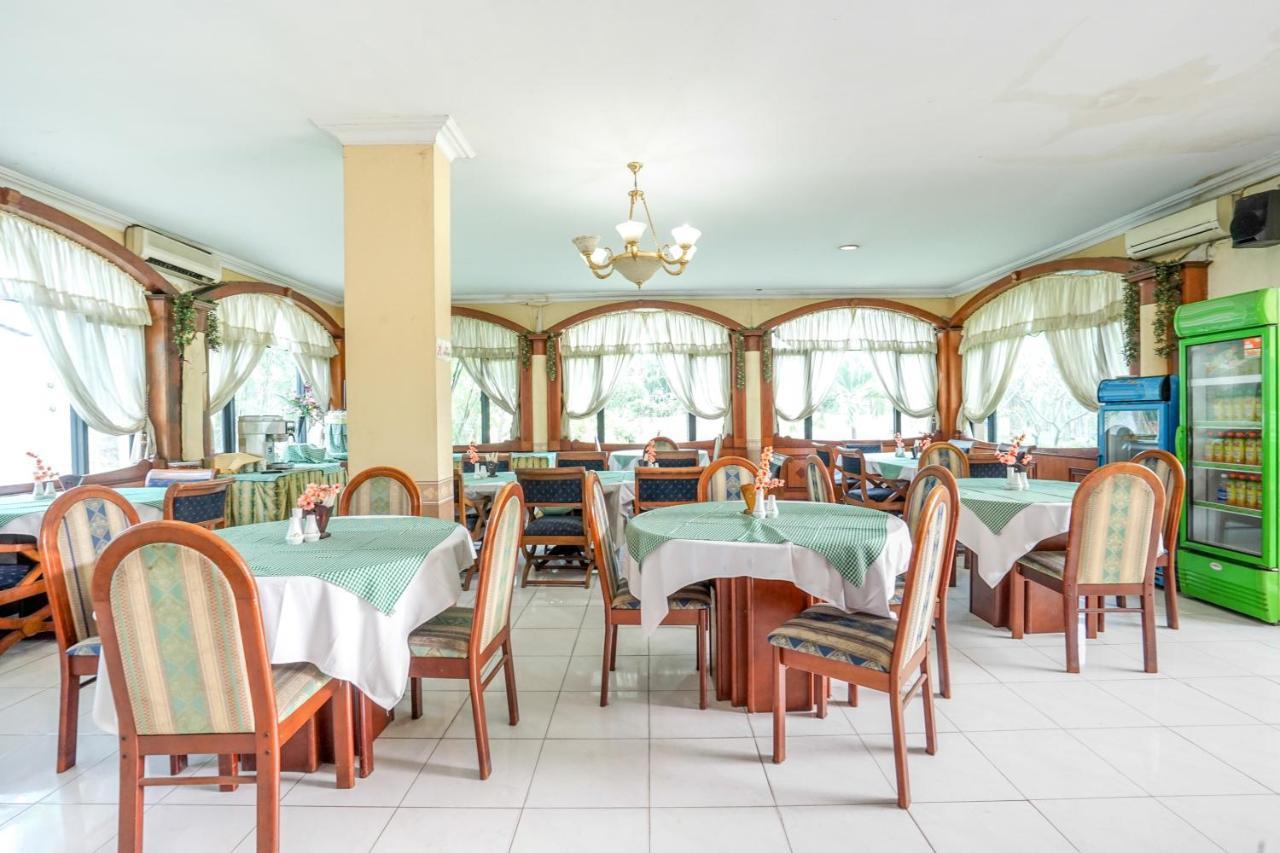 Hotel Istana Permata Juanda Sawotratap Esterno foto