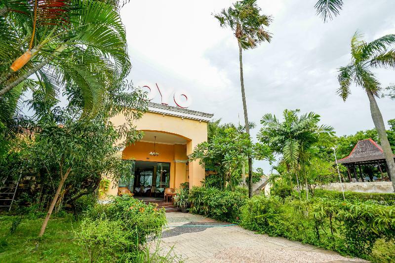 Hotel Istana Permata Juanda Sawotratap Esterno foto