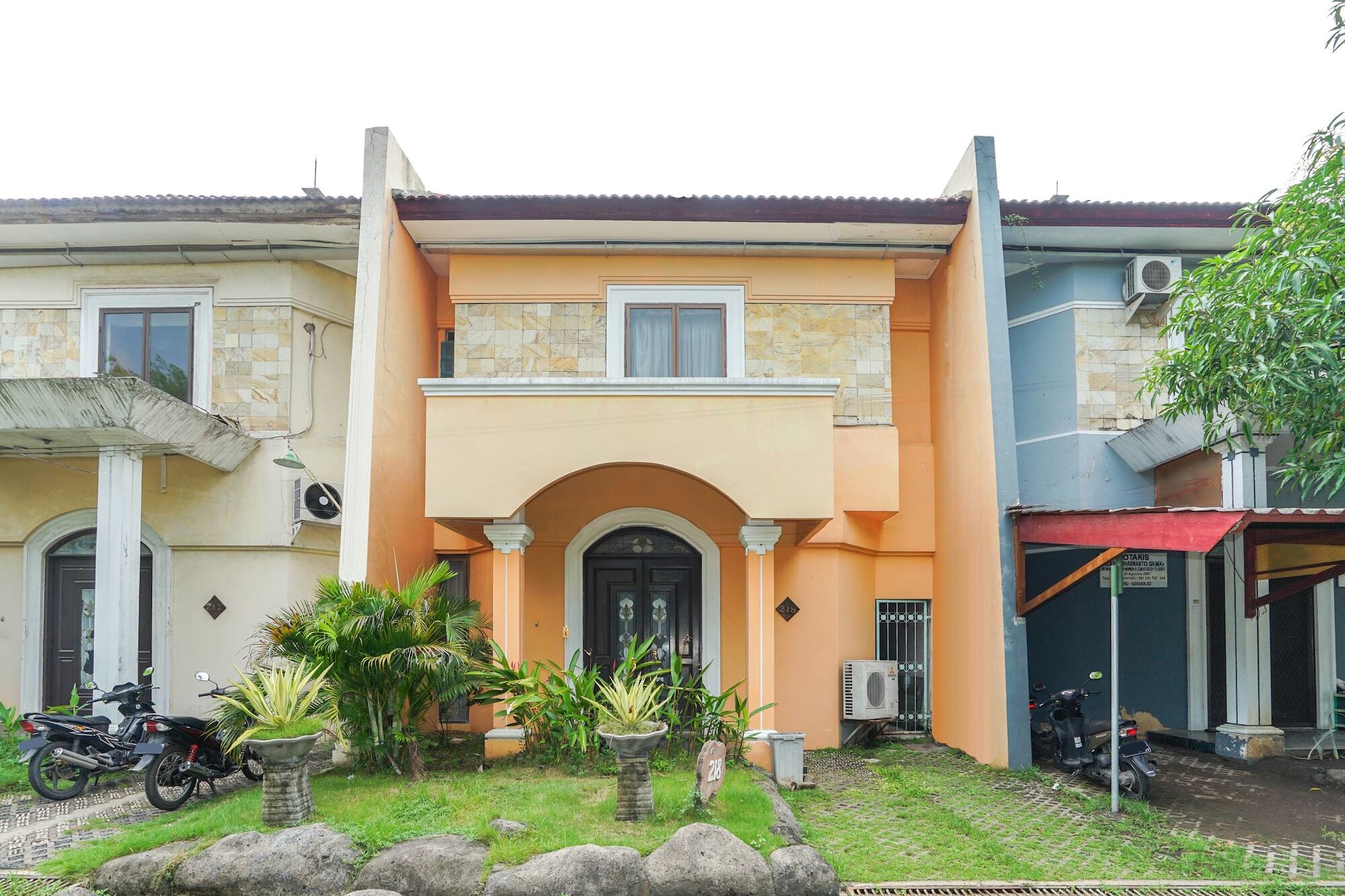 Hotel Istana Permata Juanda Sawotratap Esterno foto