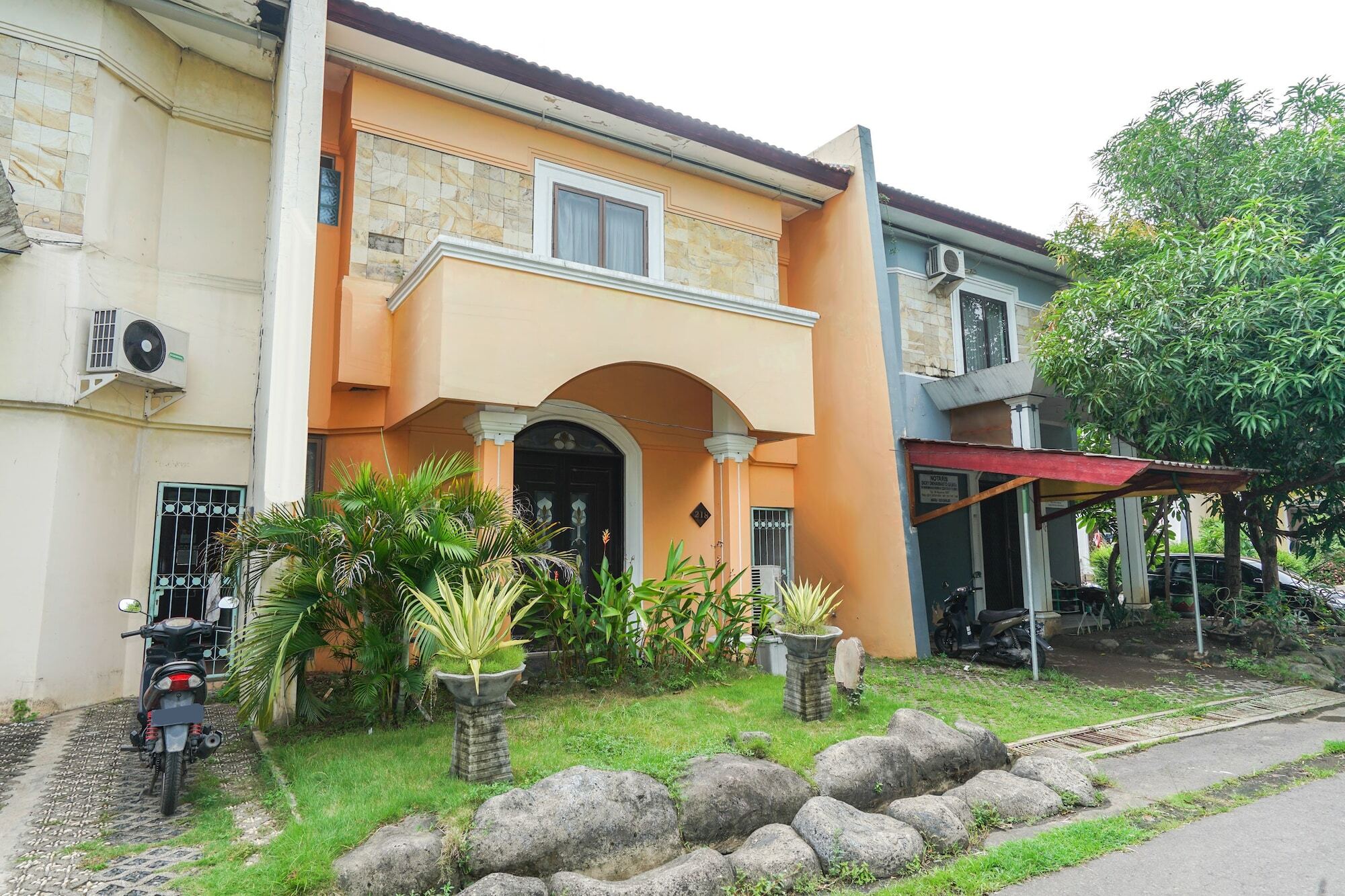 Hotel Istana Permata Juanda Sawotratap Esterno foto